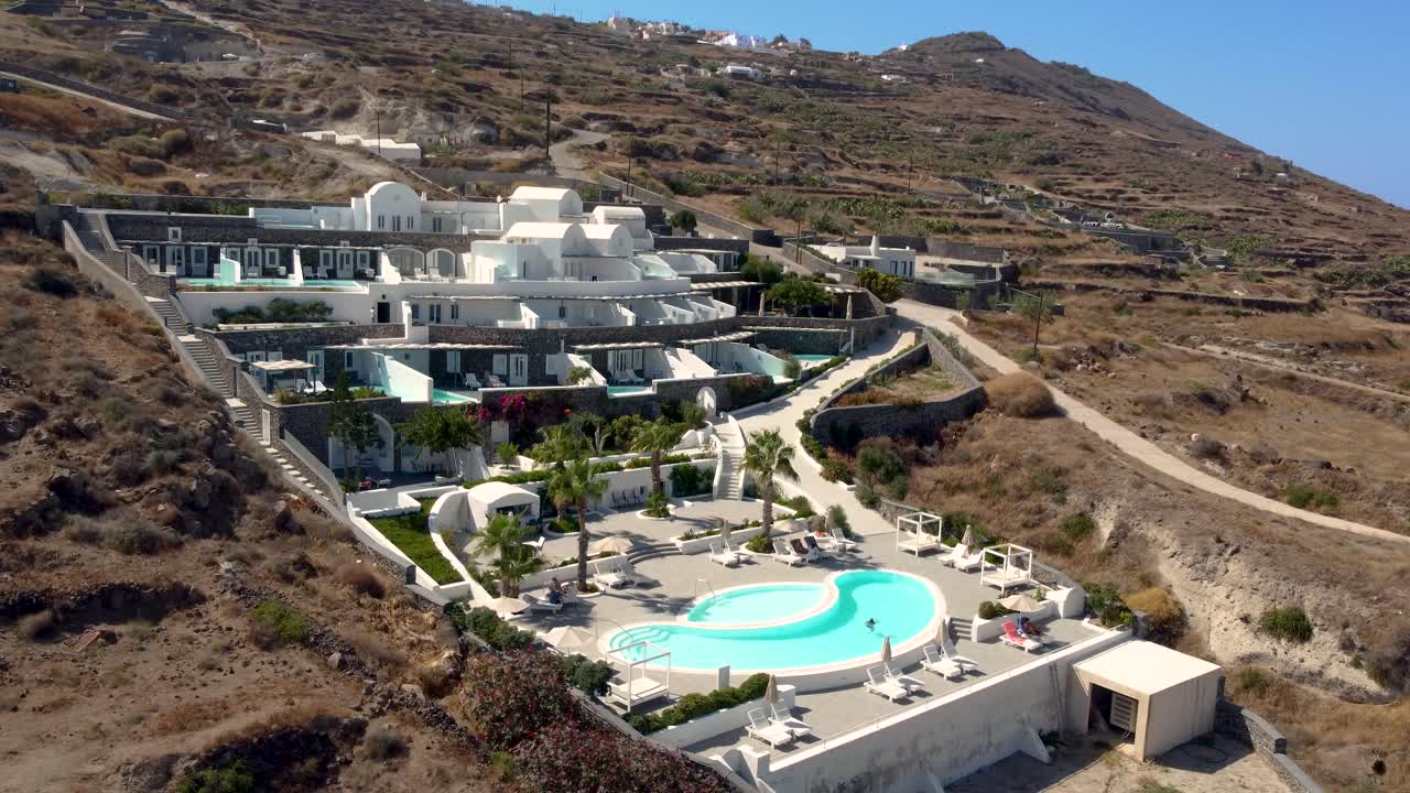 órbita aérea de un lujoso complejo con piscina en imerovigli, santorini