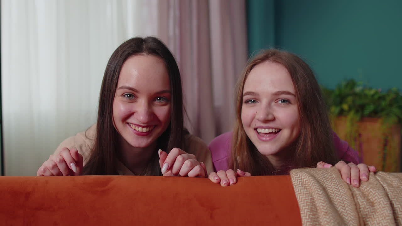 교활한 소녀 친구 형제 자매가 숨어서 보기 게임을 하고, 겁내려고 하고, 장난을 하고, 집에서