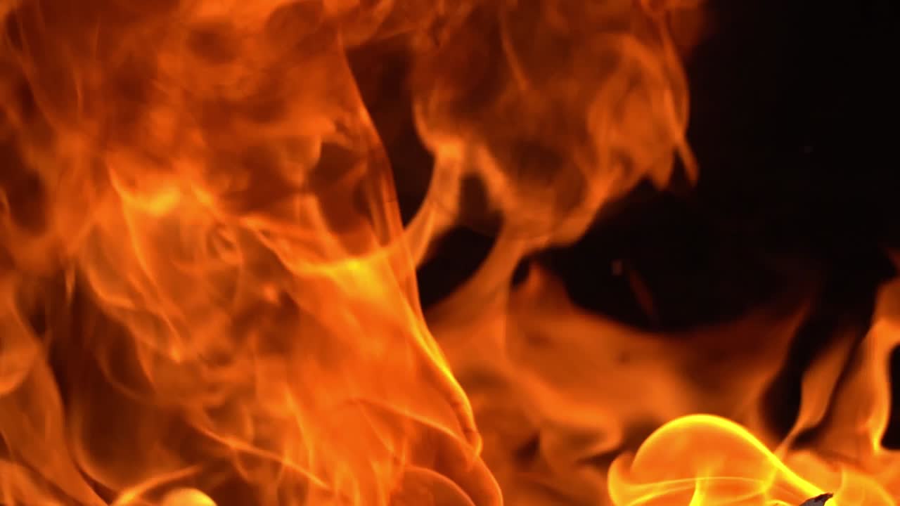 combustión de horno feroz en cámara lenta