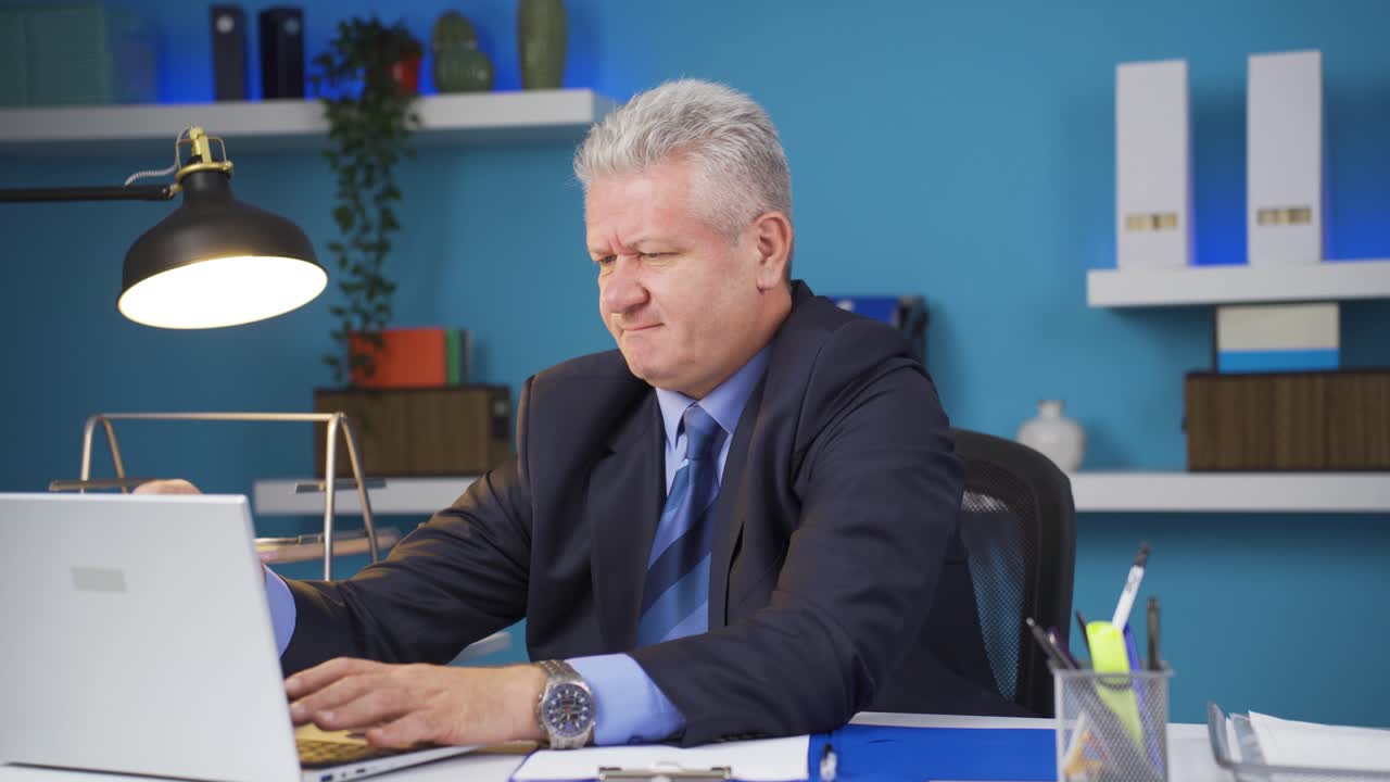 노트북에서 나쁜 사건을 보는 사업가는 화를 내죠.