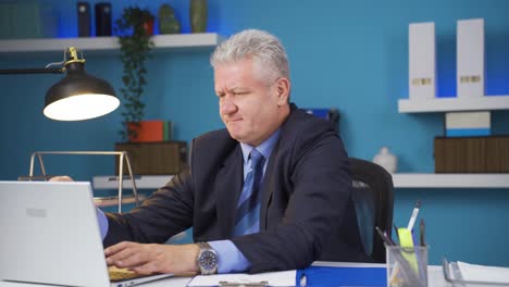 el hombre de negocios que ve los malos acontecimientos en la computadora portátil se enoja.