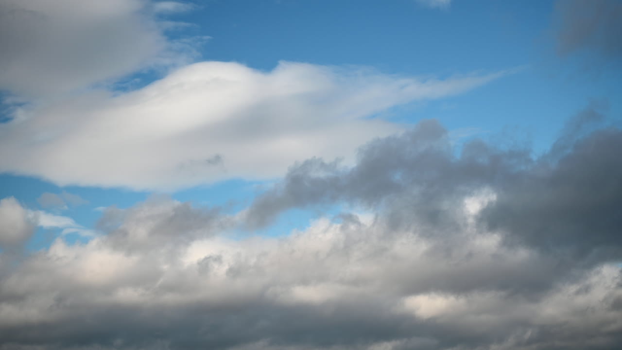 nubes de tormenta moviéndose en el cielo