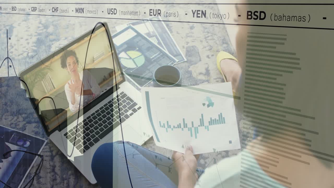 Pria menyesuaikan laptop dan bagan yang memicu grafik keuangan meningkat dengan ticker GBP selama diskusi.