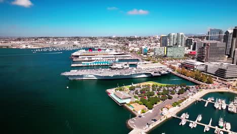 Volando-Lentamente-Hacia-El-USS-A-Mitad-De-Camino-En-San-Diego,-California