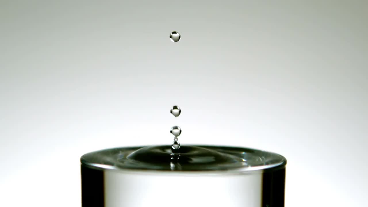 천천히 움직이는 물방울