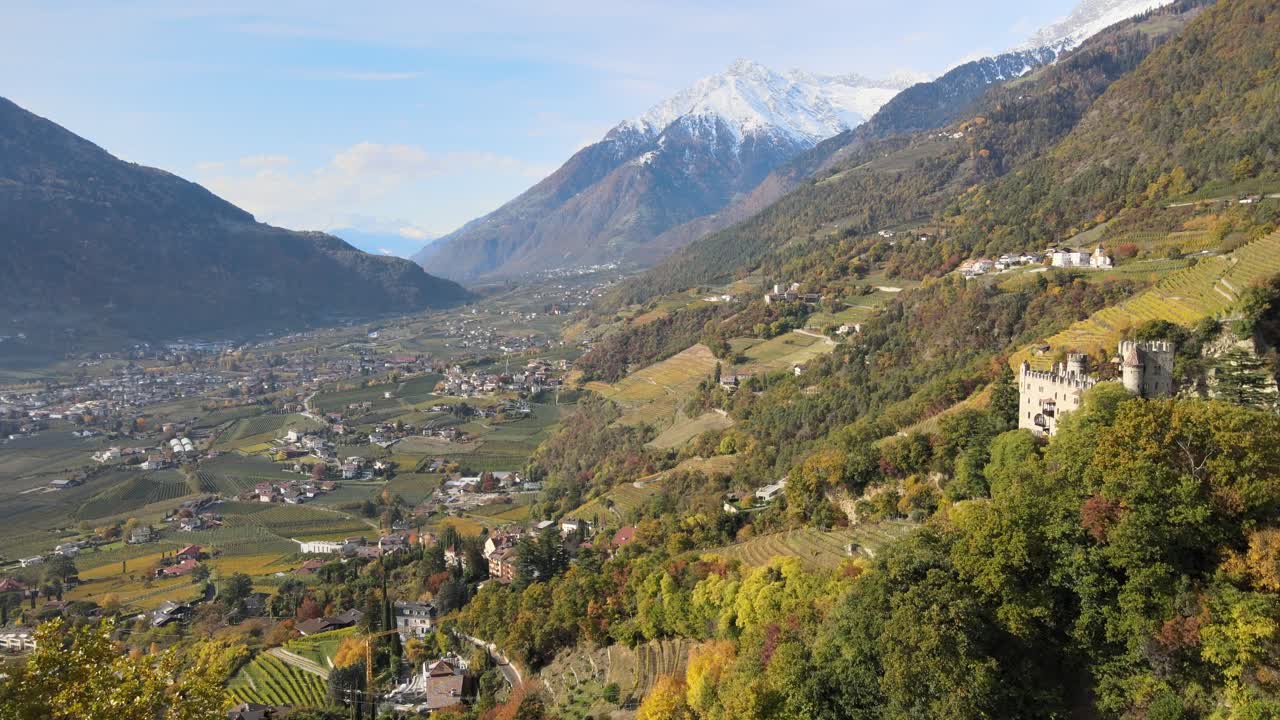 drone aéreo sobre un castillo medieval en medio de los viñedos en italia