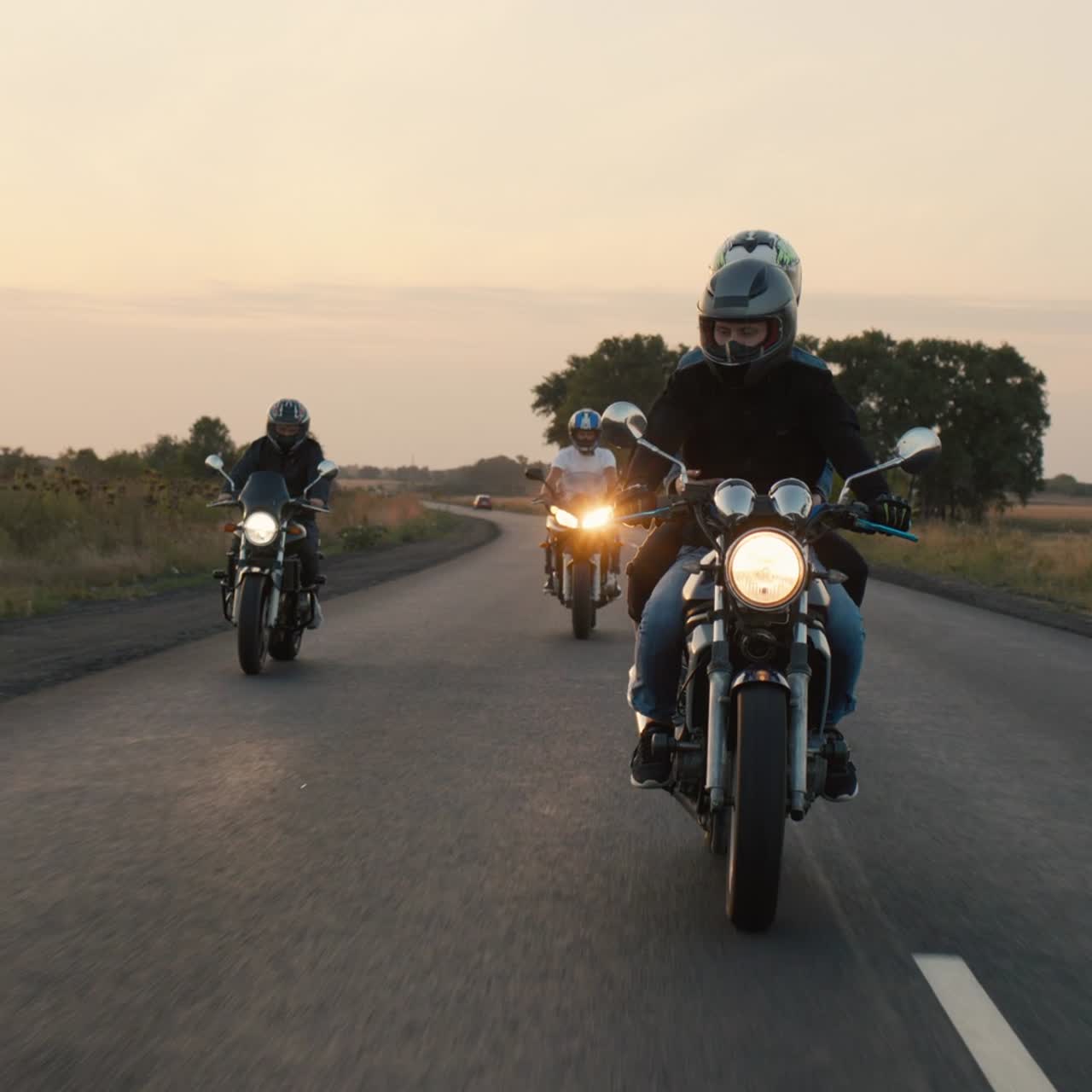 젊은 자전거 타는 사람은 고속도로에서 오토바이를 타고