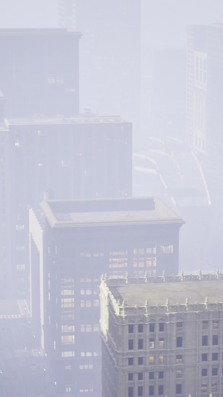 Una misteriosa niebla envuelve el horizonte urbano mientras la luz del día se desvanece en la noche