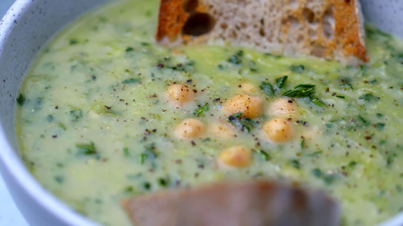 sopa de verduras en 4k de alta resolución