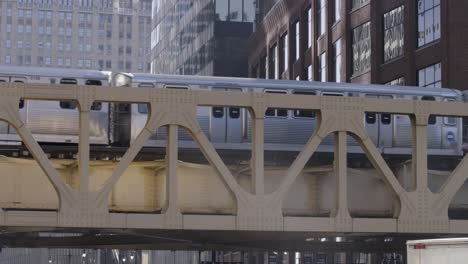 Metro-De-Transporte-Público-En-Chicago,-Tren-Gris-Viajando-En-El-Horizonte-De-La-Ciudad-Moderna