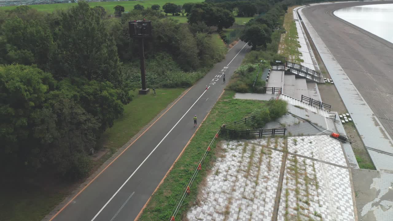 일본 사이타마에서 이른 아침에 아라카와 강을 따라 조깅하는 일본 여성