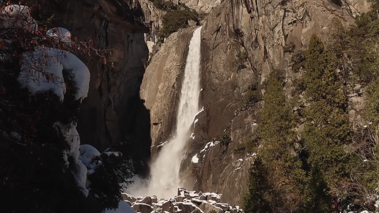 cataratas de yosemite inferior en invierno