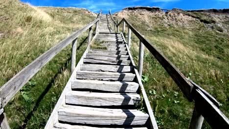 escaleras en las dunas de arena con hierba de duna, bovbjerg, mar del norte, dunas de senderismo, protección de diques, jutlandia, dinamarca, 4k
