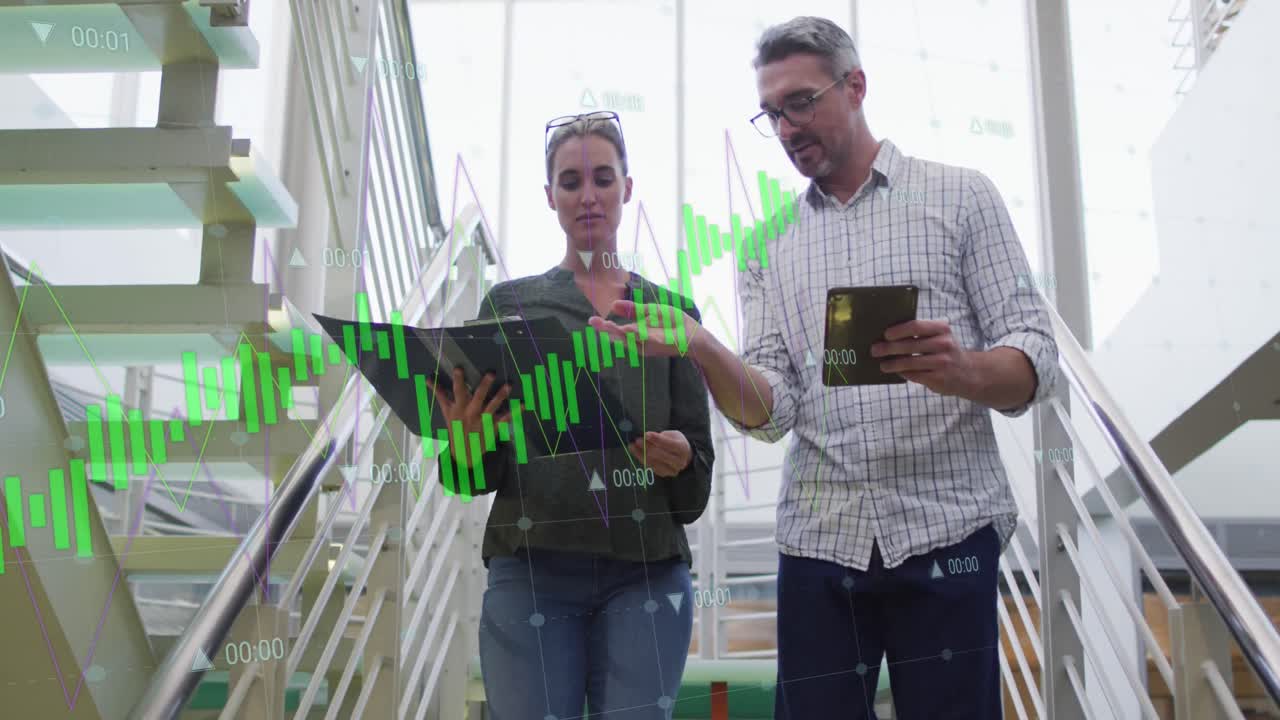 animación del procesamiento de datos financieros sobre diversas personas de negocios en la oficina