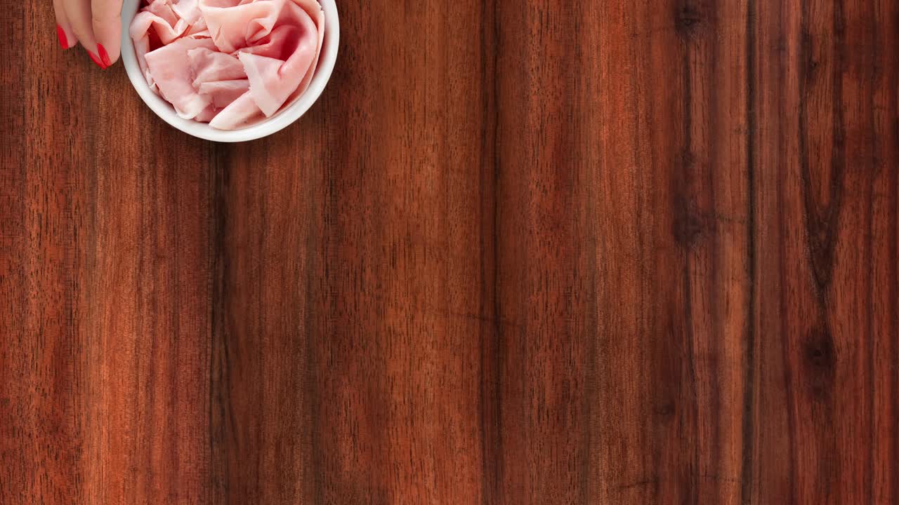 스라이스 된 햄을 제공하는 것