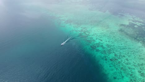 vista aérea de la isla de kelor, parque nacional de komodo, indonesia