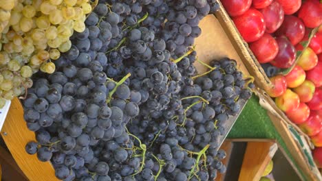 uvas frescas en el mercado