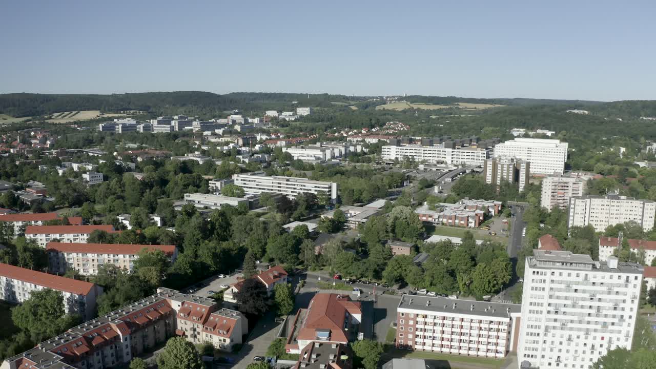 hermosa toma de drones del casco antiguo de goettingen en el centro de la ciudad bajo la suave luz del sol, alemania, europa