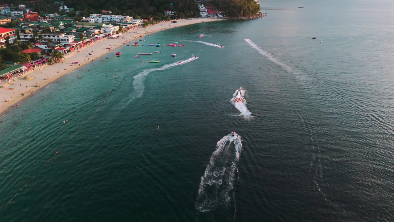 Travl tropisk strandbugt med jetski og vandaktiviteter