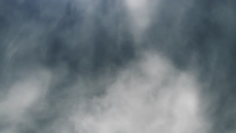 tormenta de 4k, volutas de nubes blancas moviéndose con relámpagos