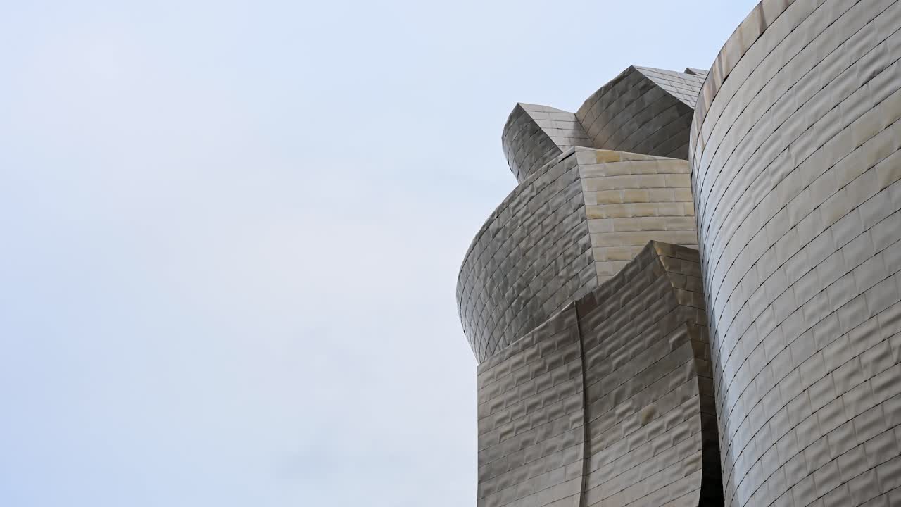 Stainless steel facade of the Guggenheim Bilbao Museum, showcasing Frank Gehry’s deconstructivist architecture and fluid design in Bilbao, Spain.