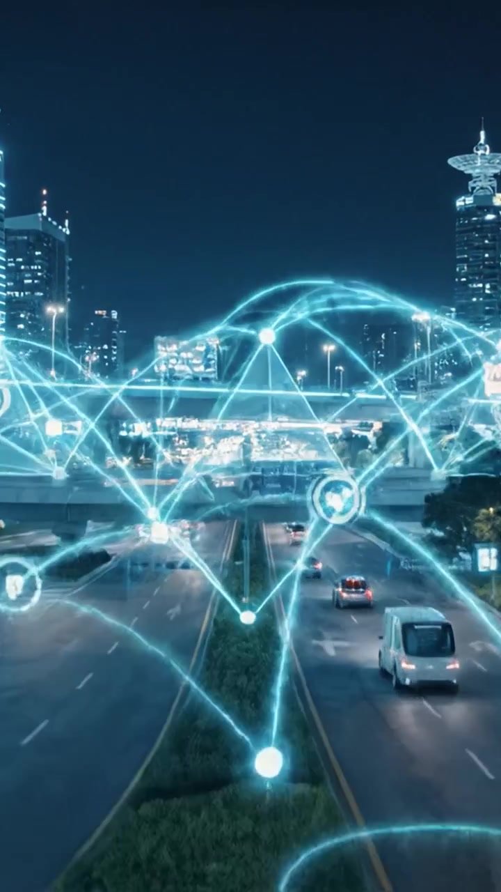 Autostrada urbana illuminata di notte che mostra un paesaggio cittadino moderno con flusso di traffico e grattacieli luminosi, circondata da sovrapposizioni di connettività digitale.