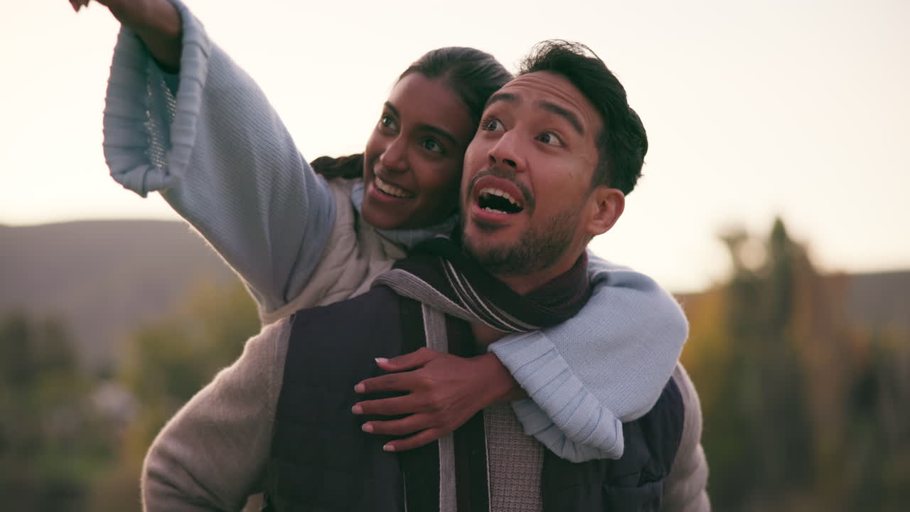 senderismo, piggyback y pareja en un bosque caminando