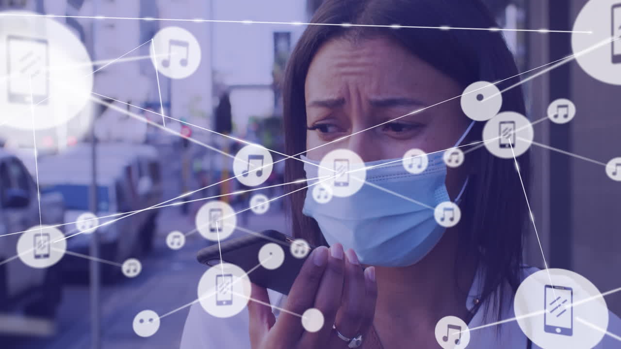 animación de la red de conexiones sobre mujer biracial con máscara facial usando teléfono inteligente