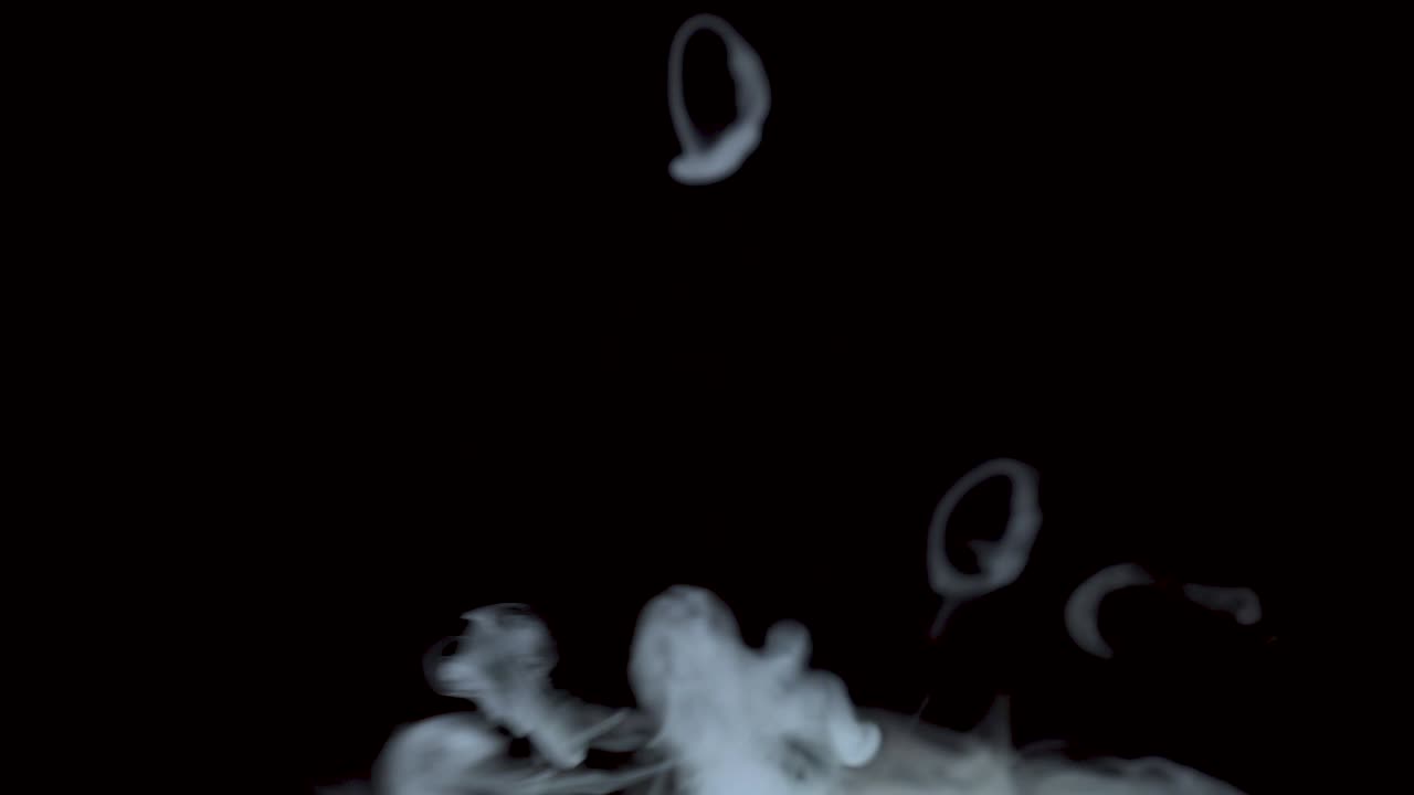 страшный дым, выходящий с земли. маленький синий. режим экрана для использования. хэллоуин. страшный. жуткий.