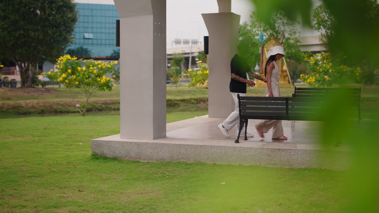 Pasangan berjalan di taman