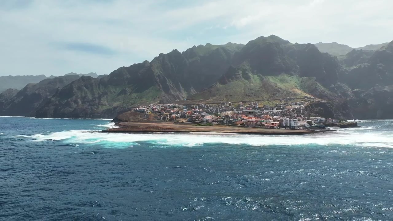 Isola di Santo Antão nell'Oceano Atlantico, Capo Verde, ripresa drone della città di Ponta do Sol sotto colline vulcaniche.