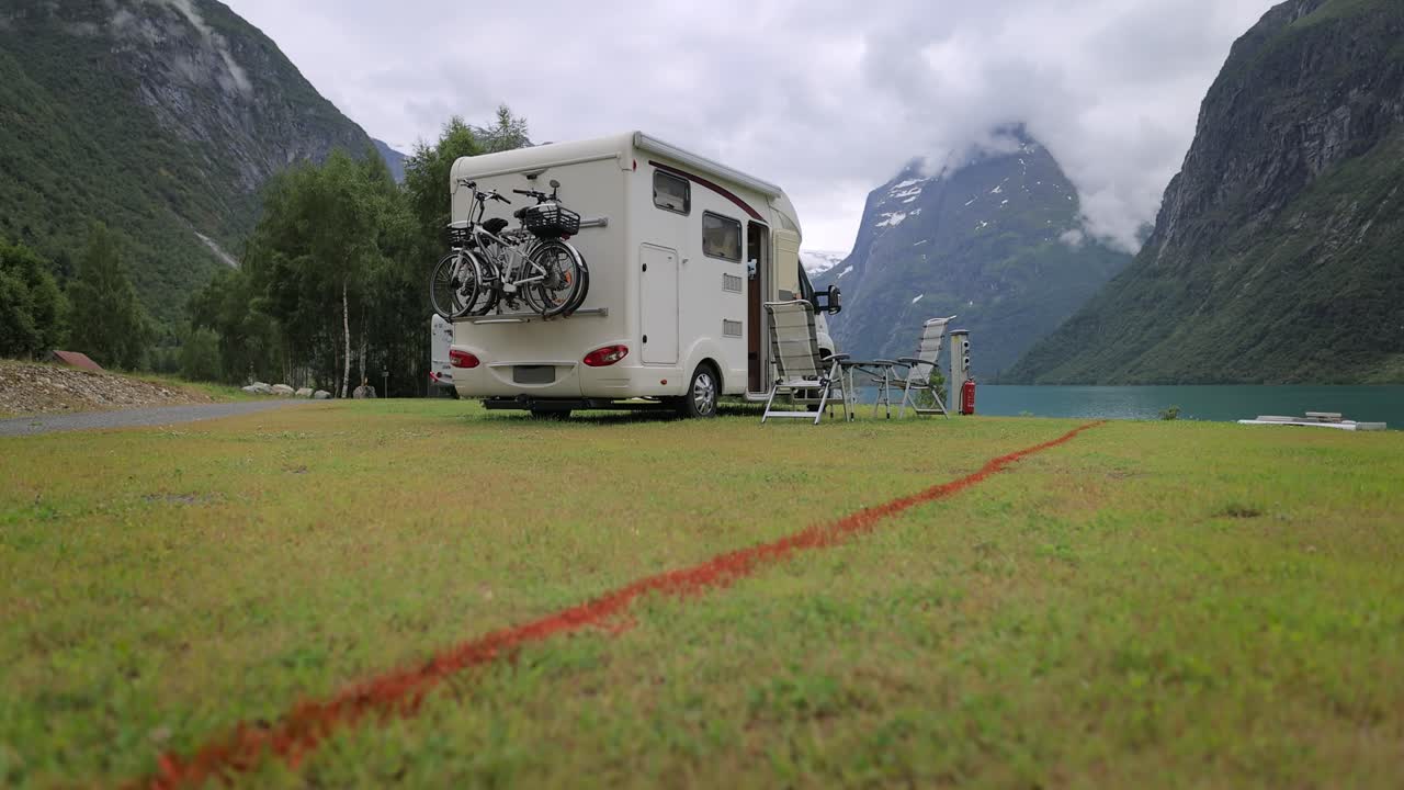 가족 휴가 여행 트럭, 휴가 여행 모터카, 카라반 자동차 휴가.