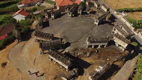 vista aérea de antiguos graneros en el pueblo de soajo, portugal