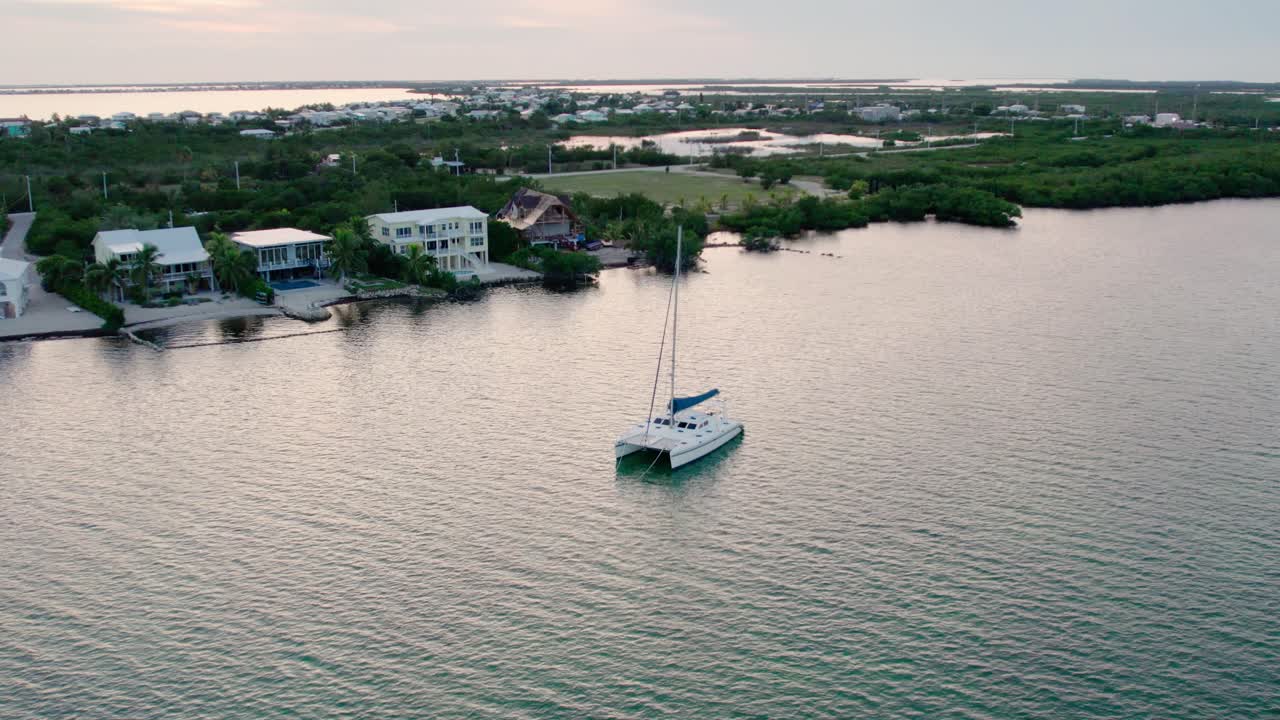 aéreo, un velero anclado frente a la costa al atardecer, los cayos de florida