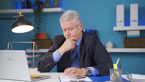 hombre de negocios nervioso y estresado en el escritorio.