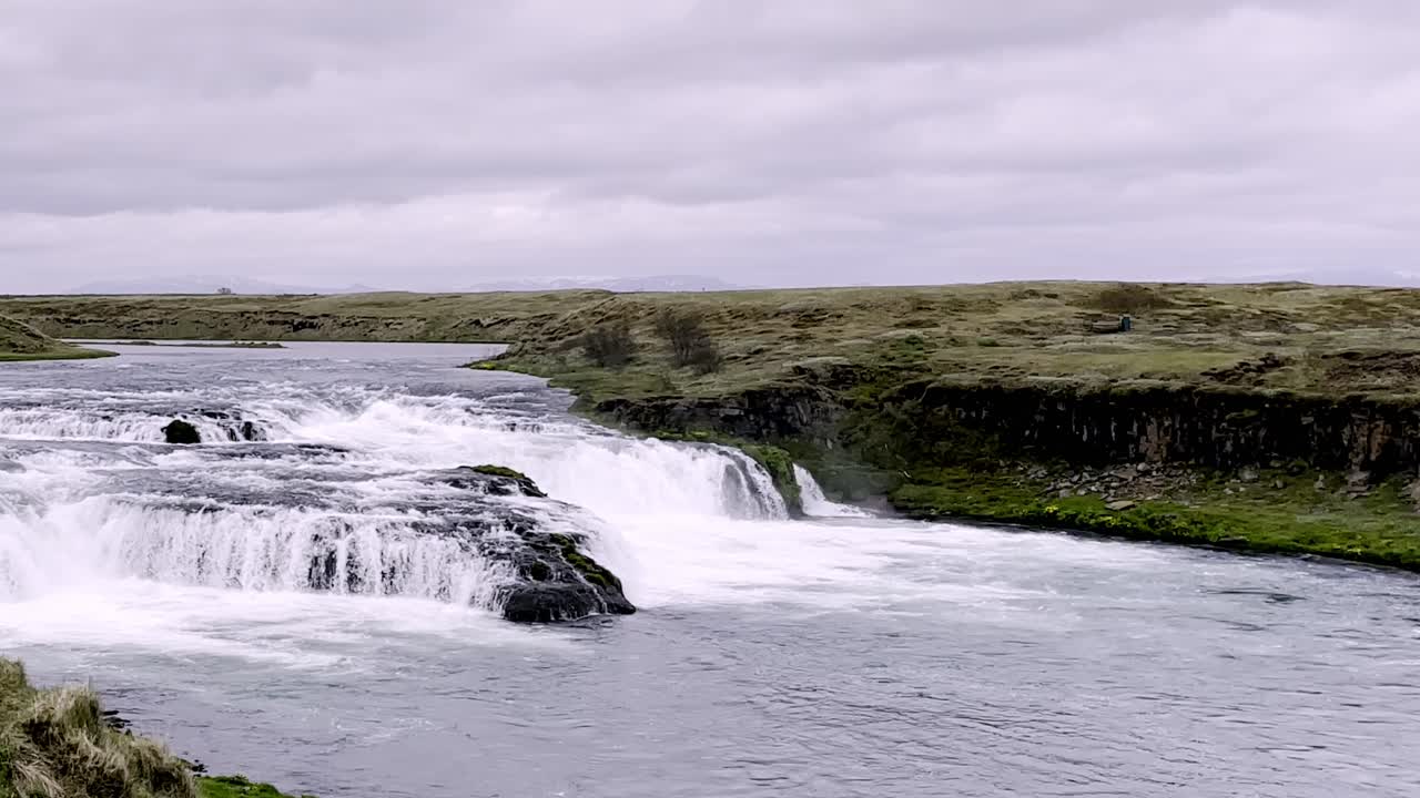 Iceland - Golden Circle - Uncover the secrets of Iceland's waterfalls through this captivating footage