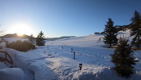 Zeitraffer-Im-Land-Während-Des-Sonnenuntergangs