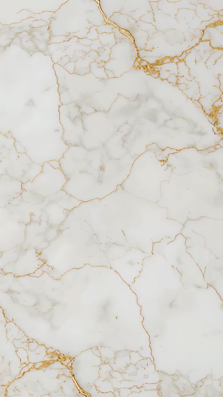 Vídeo vertical: paneo de la cámara hacia arriba en primer plano, losa de mármol que revela vetas doradas para mostrar el patrón