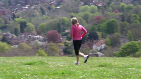 Reife-Frau-Beim-Joggen-Auf-Dem-Land,-Aufgenommen-Auf-R3D