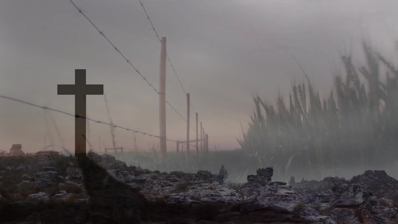 Croce scura fissa mentre uno spostamento composito crea una sovrapposizione di erba alta che mostra una recinzione per il film