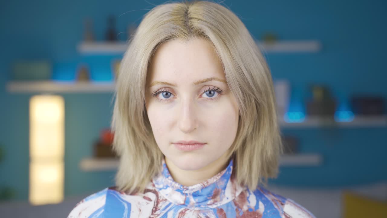 женщина смотрит в камеру в негативном, скучном смысле.