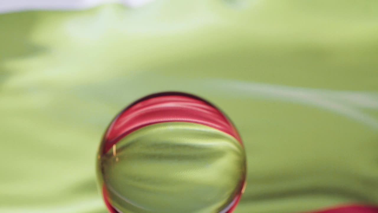 la bandera x está ondeando contra el cielo azul en 4k.