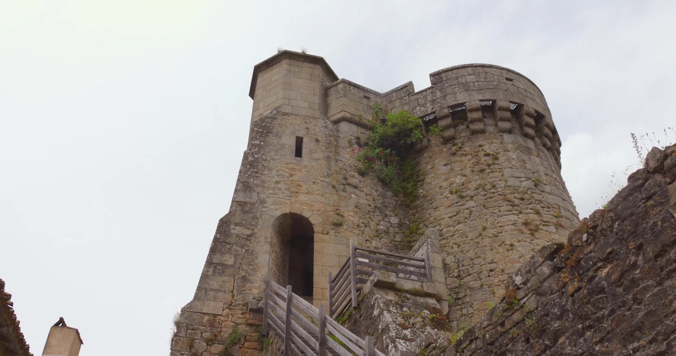L'architettura medievale senza tempo del Castello Torre di Parthenay a Parthenay, Deux-Sèvres, Francia - Ripresa dal basso