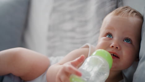 bebé bebiendo leche en botella bebé sano lindo en casa 4k