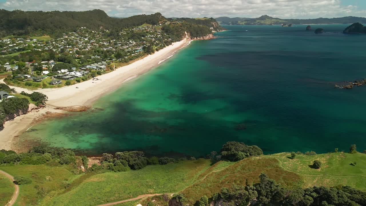 하헤이 해변 위로 구름 속으로 날아가다
