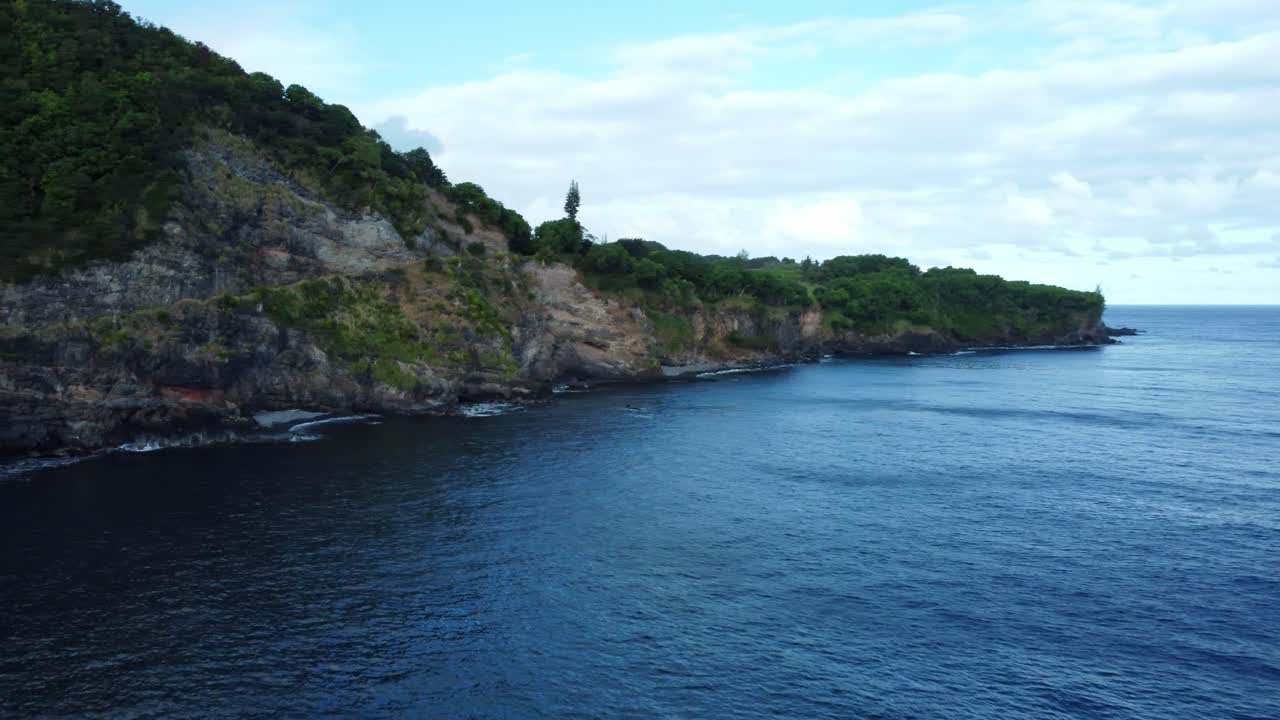 도리 과 카메라 은 하와이 동부 마우이 해변을 따라 절벽의 전망을 포착합니다.