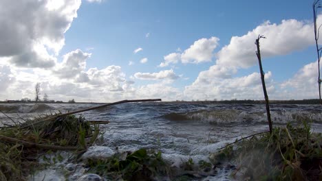 Kumulus-Am-Blauen-Himmel-über-Dem-See