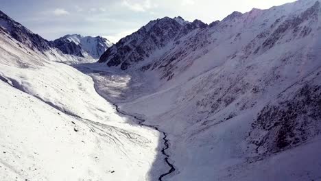 Schneetal-Im-Nördlichen-Tien-Shan-Gebirge-In-Kirgisistan