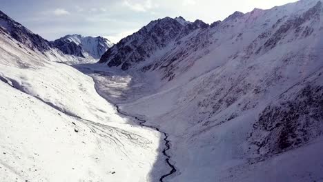 valle de nieve en la cordillera de tien-shan del norte en kirguistán