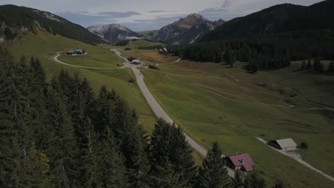 Plateau-Des-Glières-In-Haute-Savoie,-Frankreich.-Luft-Nach-Vorne